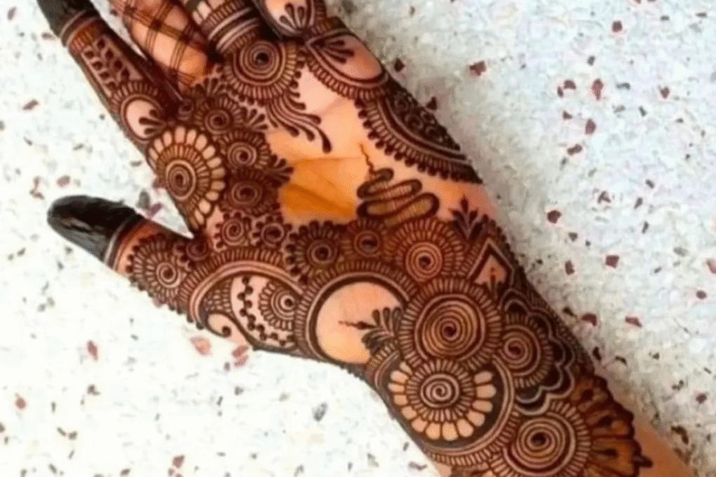 Best Mehndi Designs for Sawan: सावन में कौन-कौन सी मेहंदी डिज़ाइन सबसे ज़्यादा ट्रेंड में हैं? 4 Best Mehndi Designs for Sawan