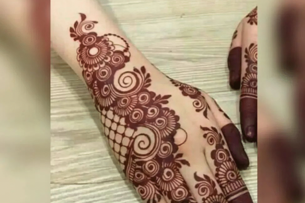 Best Mehndi Designs for Sawan: सावन में कौन-कौन सी मेहंदी डिज़ाइन सबसे ज़्यादा ट्रेंड में हैं? 2 Best Mehndi Designs for Sawan