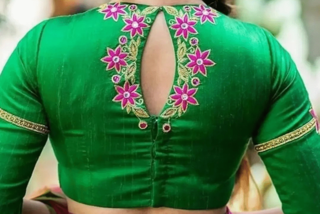 Marathi Paithani blouse design : फ्रंट हो या बैक – मराठी ब्लाउज डिज़ाइन में दिखाओ देसी स्वैग! 3 Marathi Paithani blouse design