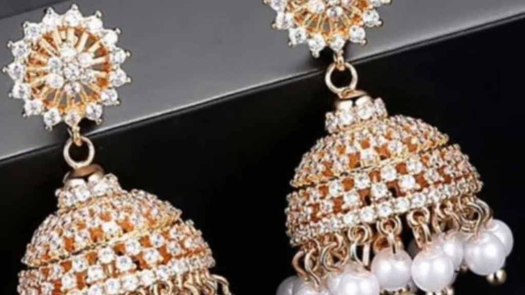 Daily Use Earrings for Girls : लड़कियों के लिए डेली यूज़ ईयररिंग्स रोज़ पहनने लायक झुमके और टॉप्स 11 Daily Use Earrings for Girls