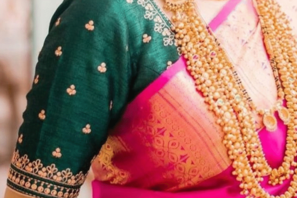 Ganpati Satyanarayan festival blouse designs: गणपति बप्पा की सत्यनारायण पूजा के लिए ब्लाउज डिज़ाइन – परंपरा और फैशन का संगम 3 Ganpati Satyanarayan festival blouse designs