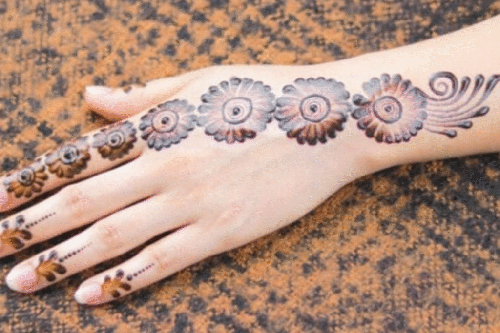 Mangala Gauri Mehndi Design: मंगला गौरी के लिए मेहंदी डिज़ाइन – हर फंक्शन परंपरा के साथ में लाए खास निखार 5 Mangala Gauri Mehndi Design
