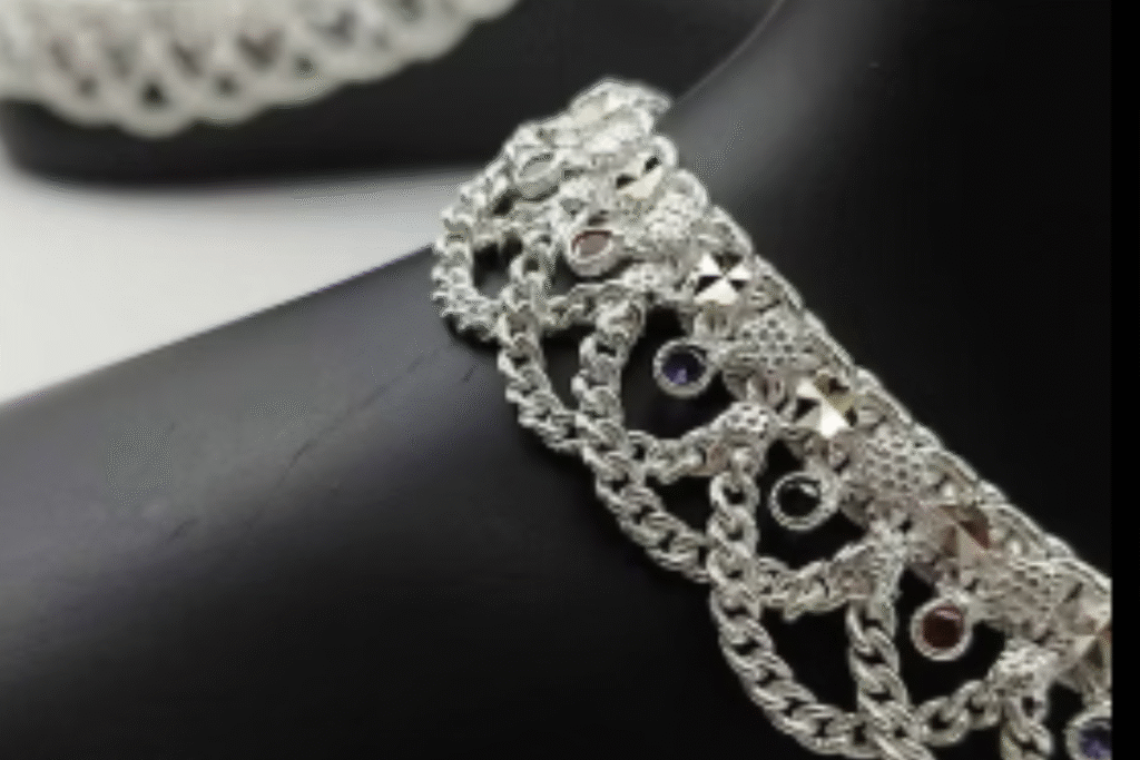 Silver Payal Designs 5: पुरानी पायल को कहें अलविदा, अब ट्रेंड में हैं ये 5 यूनिक सिल्वर हेवी पायल डिज़ाइन 3 Silver Payal Designs 5